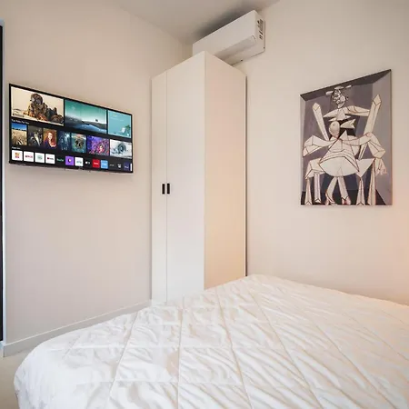 Prime Location Modern Luxury In Bohemian Skadarlija! * בלגרד