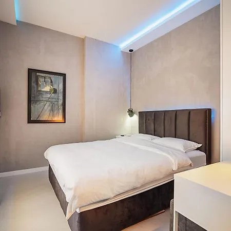 Prime Location Modern Luxury In Bohemian Skadarlija! דירה בלגרד